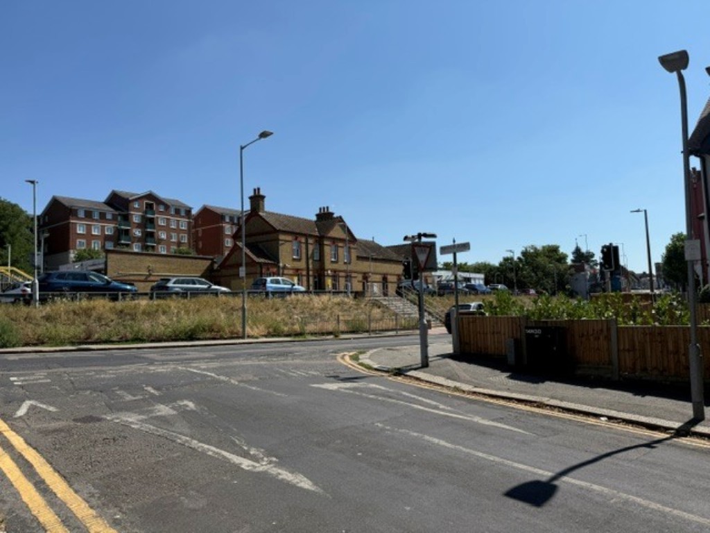 Lot: 180 - VACANT FIRST FLOOR FLAT FOR IMPROVEMENT - Stood at the front of the building looking towards Westcliff Station